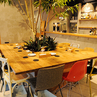 高架下でもゆったりと寛げる、お洒落な雰囲気の店内。コース有