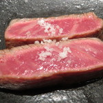 鳥茂 - 牛もものたたき　粒塩で