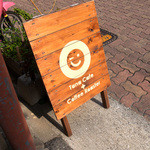 TanaCafe + Coffee Roaster - この看板を見落とさないように、お店を見つけてください。