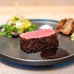 銀座 大石 - 料理写真:岐阜県飛騨牛、飛び牛のランプ肉の炭火焼き 置き炭で火を入れたペコロス、 赤ワインと牛肉の出汁のソースとワサビ