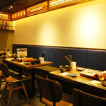 博多串 寅吉 - 焼きたての串が見れるテーブル席