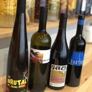 めずらしい自然派ワインや222自慢の自家製果実酒があります