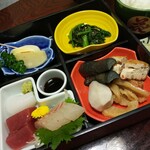 Tokiwa Zushi - 左上から時計回りにリンゴ・ホウレン草のおひたし・茄子の煮浸し・厚揚げ煮・切干大根・里芋。
                後はご飯と漬物と昆布の佃煮とお吸い物でした。