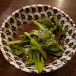 大衆酒場 中村商店 - 春菊を軽く煮込んだお通し
