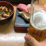 立喰い寿司　七幸 - ビールしてたら、寿司と赤だしが運ばれてきた