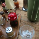 洋食の朝日 - テーブル調味料