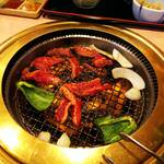 焼肉南大門 - リンゴカルビ一人前 焼きはじめ