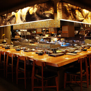 本場の活気ある雰囲気で楽しめる専門店