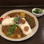 路地裏キッチン ヨネモンカレー - 三種あいがけカレールー大盛り追パクチー