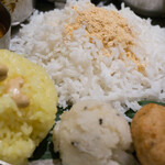 エリックサウス - ターメリックライス（左）とウプマ（中）とワダ（右）とバスマティライス（奥）