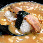 麺屋 立葵 - スープに浸すとたまりません＠炙りチャーシュー握り（150円）