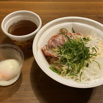 すき家 - NYポーク丼、オニオンスープ、温玉
720円税込み。
