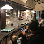 香氣　四川麺条  - 激狭の店内。昼時は活気があってやばい。