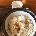 ラーメン イッケン - 味変用お酢とガーリックチーズ飯！胡椒が絶妙。