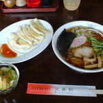 栄寿軒 - ラーメン400円と餃子300円