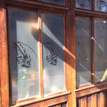 土手の伊勢屋 - 窓には海老の絵が