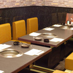 Nikushou Gyuuzen - こちらは中人数用の個室。椅子の背もたれが高く、ゆったりと寛いで御食事を愉しめます。