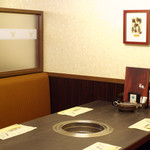 肉匠　牛膳 - 二階は少人数向けの個室をご用意。2名よりご利用いただけます。デートにもオススメ。