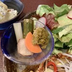 ジャム cafe 可鈴 - 【週替わりランチ 1,050円】自家製ピクルス。今日はスティックセニョール(茎ブロッコリー)、人参、菊芋、きゅうり、セロリの5種