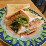 まめや - 「BLT」(¥700-税込)の全景です。お皿がイタリアンな感じです。器って食事の楽しさを演出してくれるものなんですね。お陰で少し気分が上がってきました。