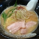麺屋 天孫降臨 - 薩摩地鶏、黒豚ゲンコツ、魚介類ベースのあっさりとんこつスープ