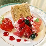 自由亭喫茶室 - 料理写真:紅茶のシフォンケーキ～苺のアイス＆手作りソース添え～