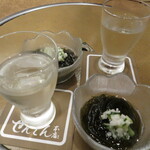 せんざん - お通しのもずく酢と山形地酒「米寿」