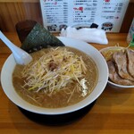 Ramen Shopputsubaki - こまぁく、しんなりしたギーネー。パリッとした細麺ﾝﾒｪ。ﾈｷﾞﾁｬｰｼｭｰ丼も頼んでいますがｵｰｳﾞｧｧｧ㌍については訴追の恐れがあるため、ｺﾒﾝﾄを差し控えさせて頂きます。