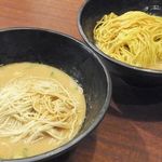 ラーメン く～た - 替え玉1回目。手前が細麺、奥が中太麺。