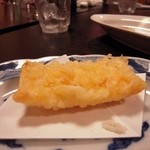 じん市 - 二品目：ほたてを湯葉で巻いて揚げたもの