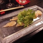 じん市 - 三品目：天然とらふぐ焼き霜造りと蛸の芍薬造りのサラダ