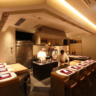 臨場感溢れるライブキッチンに、竹取物語をイメージした特別個室