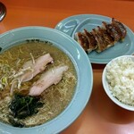 ラーメンショップ  - ラーメン中 餃子 ライス