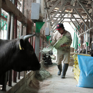 洗練された肥育技術により生産される「自社牧場産米沢牛」の旨味