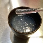 やつだ屋 - 【お湯で割った山ゆり】このようにとろみがあります。