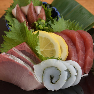 适合搭配日本酒的清晨捕获的鲜鱼刺身♪也备有丰富的单点菜品