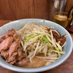 ラーメン二郎 - ラーメン・麺少なめ・ニンニク・アブラ（750円）