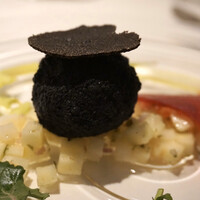 フランス料理 ル・クール - トリュフに見立てたフォアグラのコンフィ
                    黒色のクランブルでコンフィが覆われています。