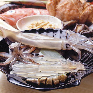 The famous ``live squid odori-zukuri'' is sent directly from the producer and cooked on the spot!