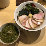 饗 くろ喜 - 「肉煮干し醤油そば」1200円と「めかぶご飯」200円