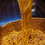 中華そば くにまつ - やや細めの縮れ麺