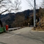 小川の庄おやき村 - 左側の細い山道から来たのですだ…