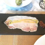 La Brianza - 愛農ポークの自家製ハム 粒マスタード添え。愛農ポークのハムは甘みあるやさしい味わい、口のなかでほどける柔らかさ。本当においしい。