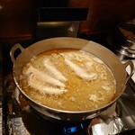 にい留 - 穴子を揚げています