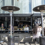 Underbelly - 壁際カウンター席。路上にも座れ、店内にも座れます。