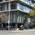 Underbelly - 店舗外観。一回角部分が店舗で、ぐるっとカウンター席／テラス席が囲んでいます。