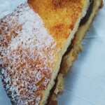 メゾン ムラタ - デニッシュ食パンであんこを挟んでます。
      結構なボリュームだ食べ応えあり！