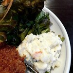 とんひろ - ポテトサラダが付いています。