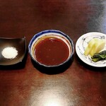 とんひろ - ソースと塩が付いてきます。