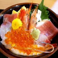 磯料理　まるけい - 白飯でも酢飯でもなく、穴子のツメを思わせる褐色のタレが掛かったごはんが特徴的